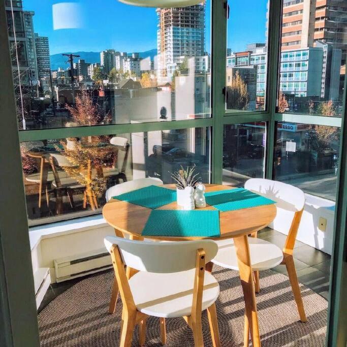Bright 2 Bedroom Condo Downtown With Free Parking Vancouver Exterior foto