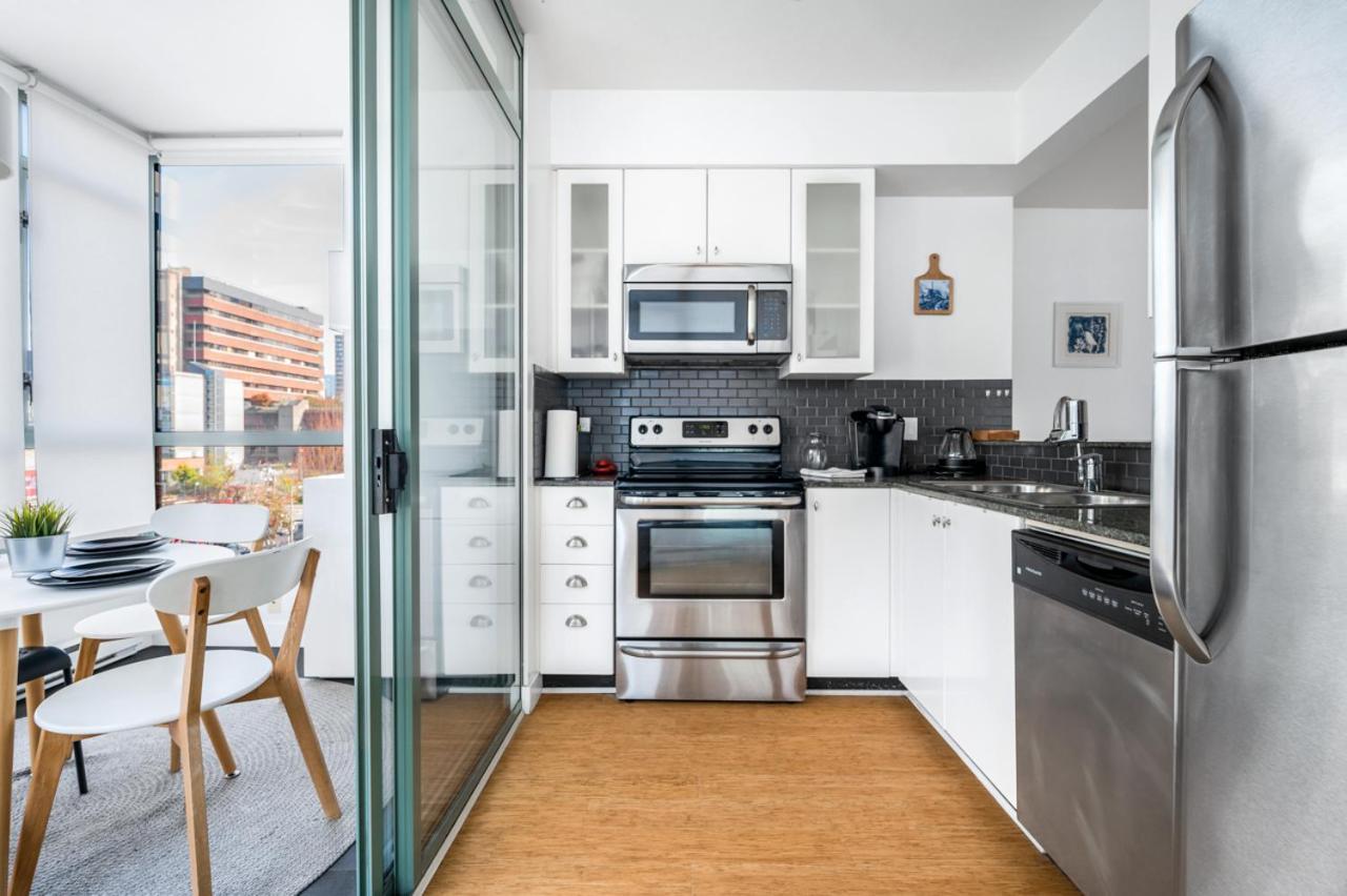 Bright 2 Bedroom Condo Downtown With Free Parking Vancouver Exterior foto